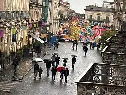 Il Carnevale di Acireale si arrende alla pioggia, carri riportati negli hangar per proteggere le opere in cartapesta