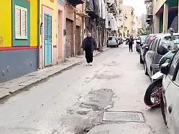 Tenebre e buche in via Cipressi: &laquo;Una strada killer&raquo; 