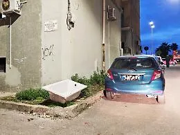 Una vasca sul marciapiede, il nuovo simbolo del degrado urbano