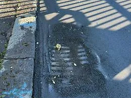 Gaffe nei lavori stradali: grate &ldquo;chiuse&rdquo; dall&rsquo;asfalto