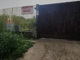 Lo strano caso del mare dietro la recinzione tra carte opache e silenzi