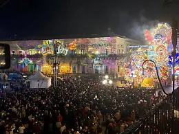 Luci, satira e magia: il Carnevale di Acireale ritrova il suo splendore
