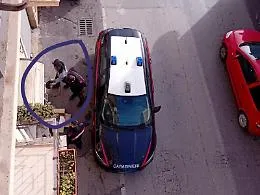Assedio alla porta di casa: &laquo;Mi dice che &egrave; Dio e vuole entrare&raquo;