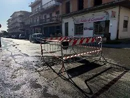 Rubinetti a secco, ma per cinque giorni l&rsquo;acqua scorre per strada perch&eacute; nessuno ripara la perdita