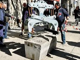 Piazza Giulio Cesare, panchine e fioriere al posto delle baracche: via alla rigenerazione, ma &egrave; polemica sul murale