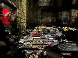 Morta fra rifiuti e copertoni, ipotesi omicidio: s'indaga nel mondo della prostituzione e dello spaccio di crack