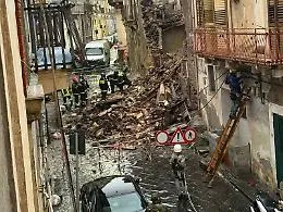 A distanza di tre mesi dal crollo di un palazzo la via Naumachia a Catania &egrave; ancora chiusa al traffico