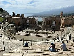 L&rsquo;affare dei Beni culturali: parchi archeologici, il &ldquo;sistema&rdquo; della &laquo;proroga tecnica&raquo; ai privati e i misteri della gara di Taormina