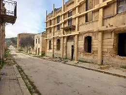 Poggioreale Antica: lavori Pnrr fermi, travi che sembrano maquillage e polemiche sulla sicurezza