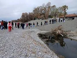 Un flash mob silenzioso per far ripartire il litorale