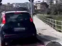 In auto sulla pista ciclabile &ldquo;per errore&rdquo;: multato un 87enne