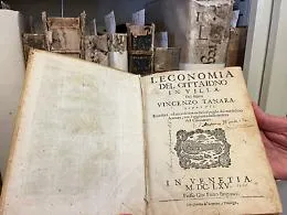 Trova un libro antico nel garage di una lontana parente, finisce sotto processo ma &egrave; giallo 