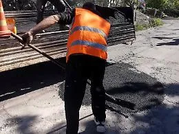 Via Leoncavallo, strada costellata da voragini. I residenti sono esasperati