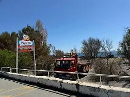 Sole e boom di turisti a Fondachello e Torre Archirafi ma restano le &ldquo;ferite&rdquo;