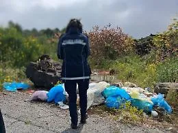 Guerra ai &ldquo;furbetti&rdquo; dei rifiuti: multe e ispezioni nei sacchetti