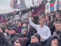 Il capogruppo FdI e il coro allo stadio (contro la polizia): dalla Sicilia un'altra spina nel fianco a Meloni
