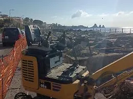Al lavoro per il ripristino di muretti e marciapiedi