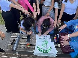 La &ldquo;rivoluzione gentile&rdquo; dei ragazzi del Majorana: ripulita la villa comunale