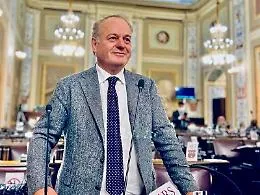 La norma "blocca assunzioni" piega la maggioranza: dal &laquo;non autocastriamoci&raquo; al voto favorevole, con l'intervento di Schifani