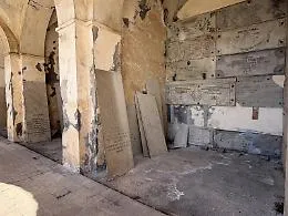 Sterpaglie e incuria tra le tombe