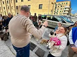 Il parroco che benedice i cani: &laquo;Gli animali sono un dono di Dio&raquo;