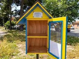 Saccheggiata la casetta dei libri, spariti i volumi donati dai cittadini