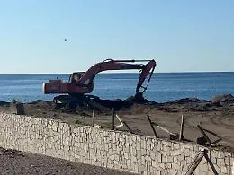 Operai e ruspe in azione per salvare la stagione sul litorale di Sant&rsquo;Anna