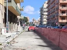Nuova pista ciclabile, a Palermo scoppia la rivolta dei residenti: cantiere bloccato da un sit in, interviene la polizia