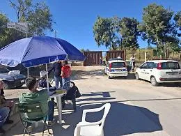 Il cancello sbarra la strada per il mare: passaggio di 60 cm esclude i disabili, presidio e udienza il 3 novembre