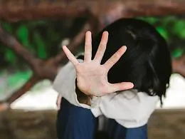 &laquo;La tredicenne abusata assisteva anche ai rapporti intimi di madre e patrigno&raquo;