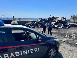 Fiamme al lido Esagono: caccia a chi ha appiccato il fuoco. Gli autori passati da un varco sulla scogliera