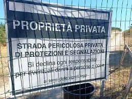 Il mare negato adesso da due cancelli: ordinanza ignorata e passaggio storico ancora sbarrato