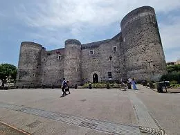 A Catania Castello Ursino e Duomo invasi dagli alloggi Airbnb. &laquo;Ma il mercato non &egrave; saturo&raquo;