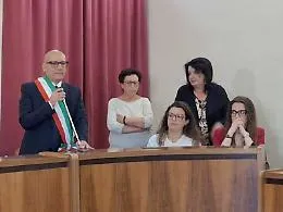 Grillo indossa la fascia tricolore: &laquo;Acqua e cimitero le priorit&agrave;&raquo;