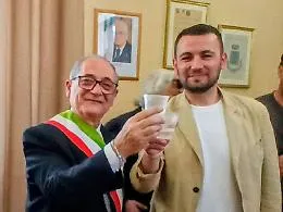Gullotta indossa la fascia tricolore e lancia un appello alla comunit&agrave;