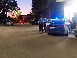 Pedone investito e derubato del telefono cellulare