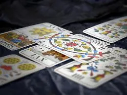 Chiamate alla cartomante dopo i blocchi dei conti e i problemi &ldquo;burocratici&rdquo;