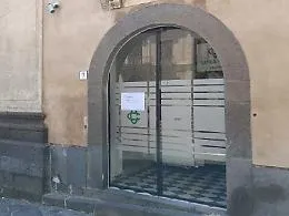 Fallisce assalto alla banca, in 3 fuggono via a mani vuote