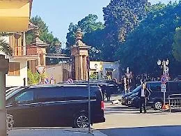 Dua Lipa, nozze blindate a Bagheria con Madonna e Elton John: Villa Valguarnera trasformata in sala privata per circa 200 invitati
