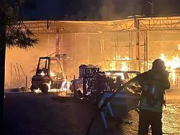 Fiamme nella zona artigianale: quasi distrutta una falegnameria