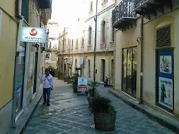 Caltanissetta: botte da orbi in via Palermo, feriti e tracce di sangue fino a piazza Garibaldi