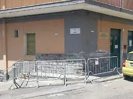 Abiti usati abbandonati in strada: ecco transenne e videosorveglianza