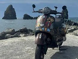 &laquo;Il sogno di una vita? Andare dall'Etna a Capo Nord con la Vespa di Lupin&raquo;