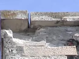 Castello normanno, allarme rosso caduti: blocchi di pietra nella notte
