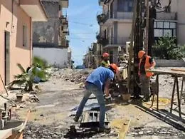 Trivelle in azione in via Platania per salvare le case