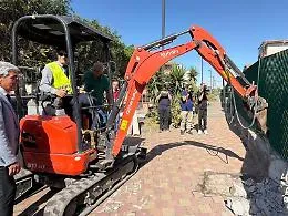 Cominciata la demolizione delle barriere, si aprono i varchi nell'ex tracciato Fce 