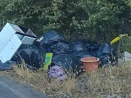 Parco dell&rsquo;Etna deturpato: rifiuti abbandonati tra i boschi