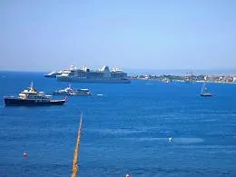 Yacht di lusso e navi da crociera affollano la baia di Schis&ograve;