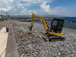Spiaggetta dei pompieri, finalmente cominciati i lavori di livellamento 