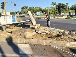 Auto abbatte la postazione usata dagli agenti di polizia locale